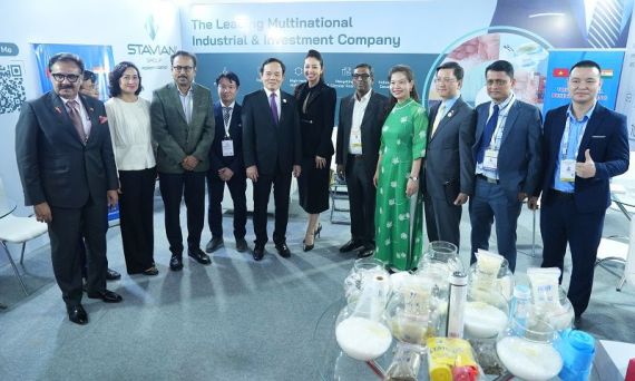 Phó Thủ tướng Trần Lưu Quang tham quan gian triển lãm của Tập đoàn Stavian tại Hội nghị thượng đỉnh toàn cầu Vibrant Gujarat