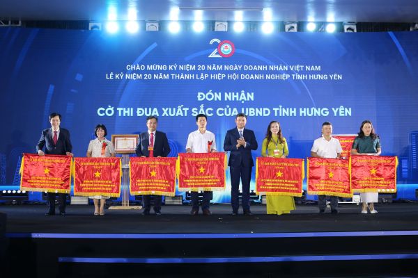 Stavian Hóa chất vinh dự nhận Cờ thi đua của UBND Tỉnh Hưng Yên trao tặng