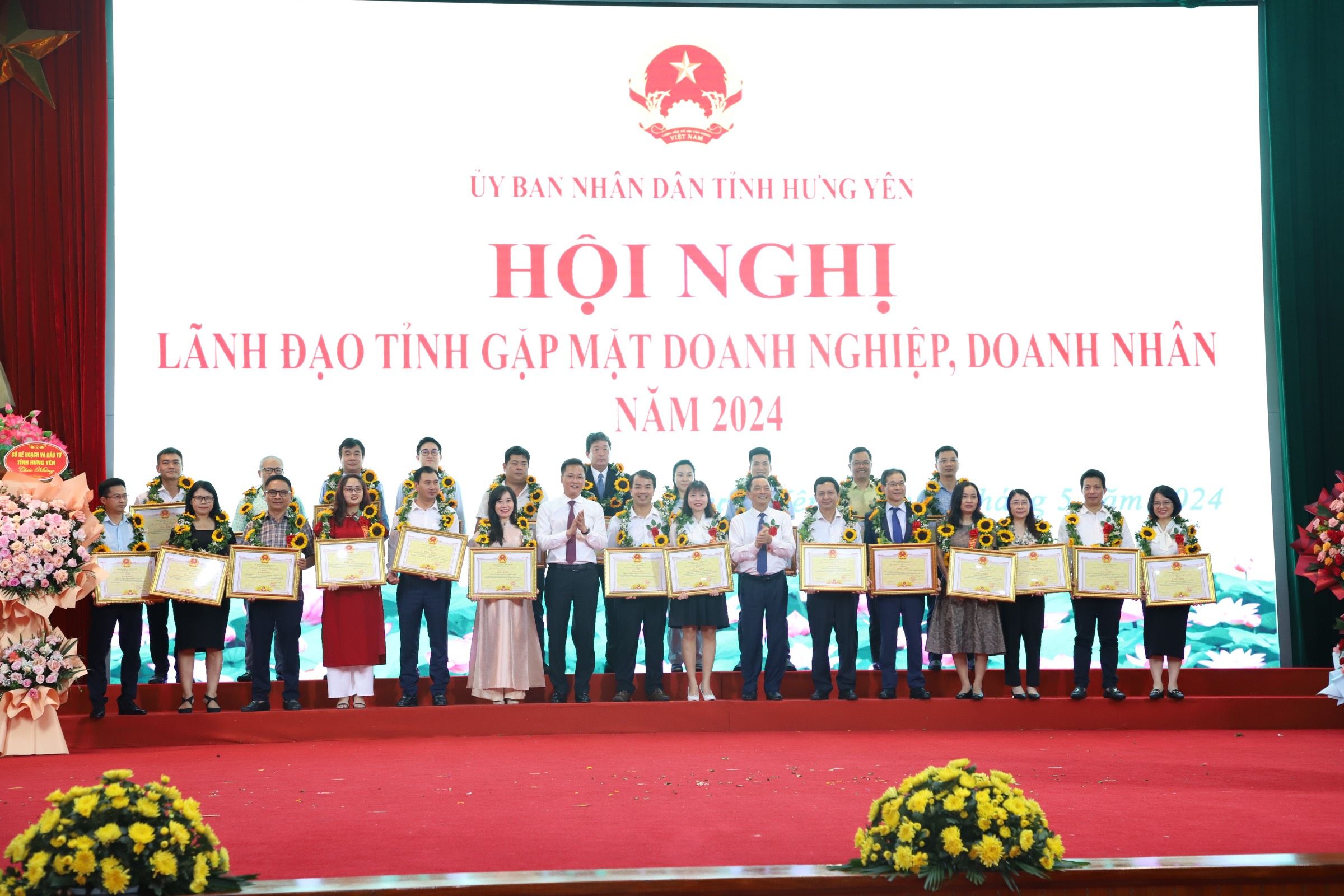 Stavian Hoá chất nhận bằng khen Doanh nghiệp có nhiều đóng góp trong việc phát
triển kinh tế – xã hội của tỉnh Hưng Yên Năm 2023