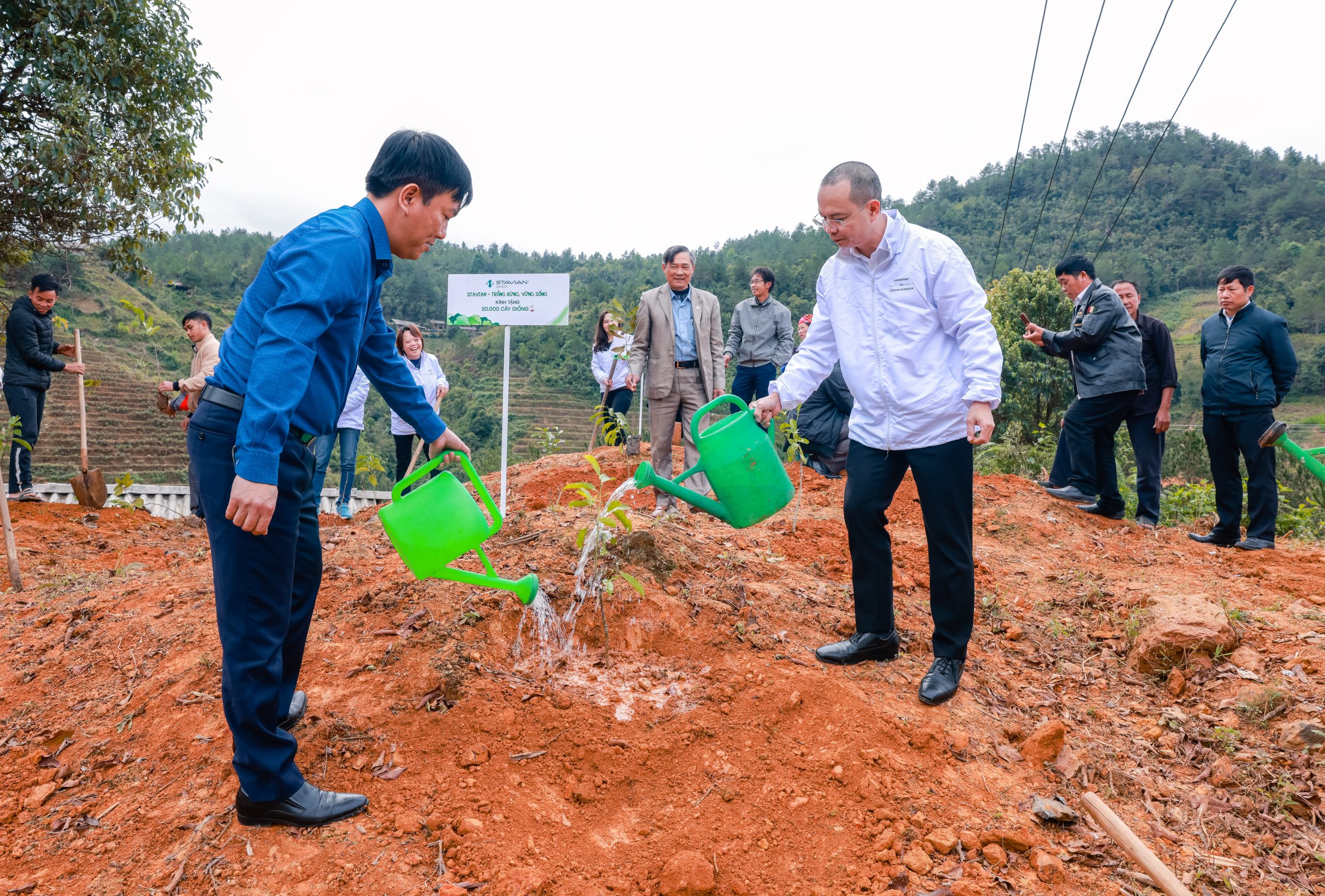 9. Ông Lê Trọng Khang Và ông Nguyễn Đức Hà Cùng Trồng Tượng Trưng Cây Giống(1)