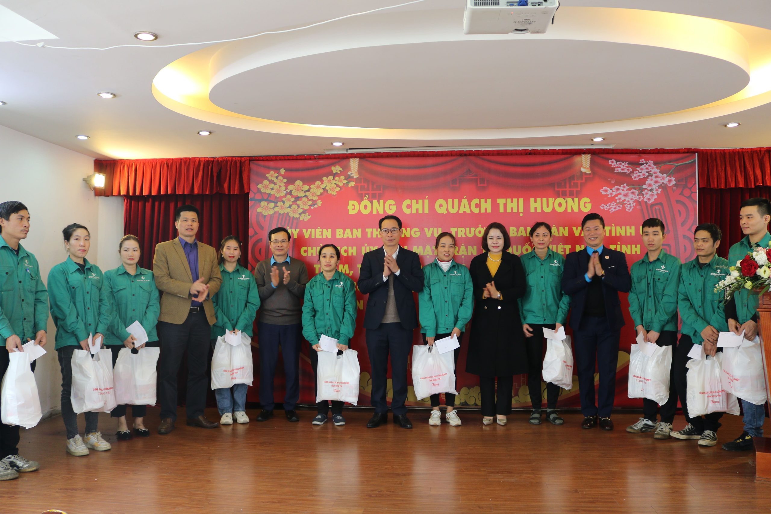 Members of Hung Yen provincial party visit and present New Year gifts to employees of Stavian Chemical