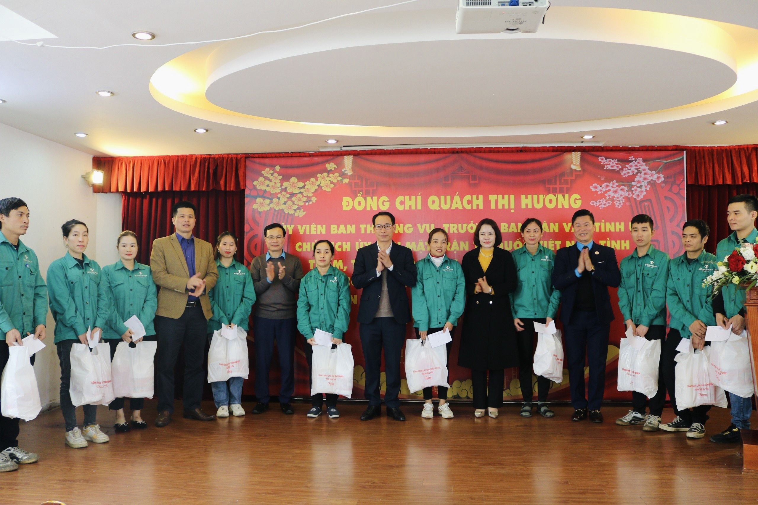 Members of Hung Yen provincial party visit and present New Year gifts to
employees of Stavian Chemical