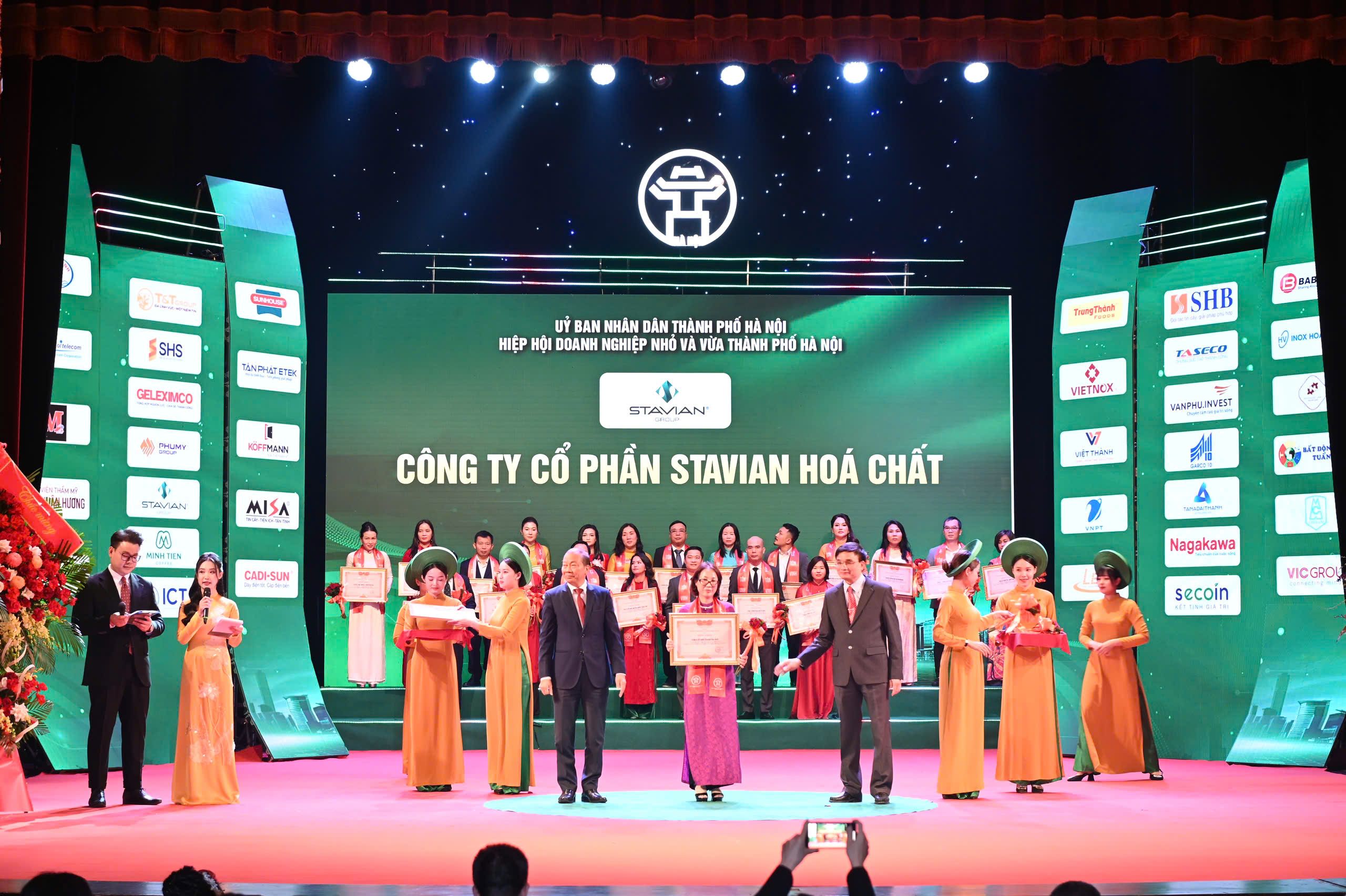 Stavian Chemical and MR. Tony Dinh – Chairman cum CEO received Certificates of
Merit from The Vietnam Chamber of Commerce & Industry (VCCI)