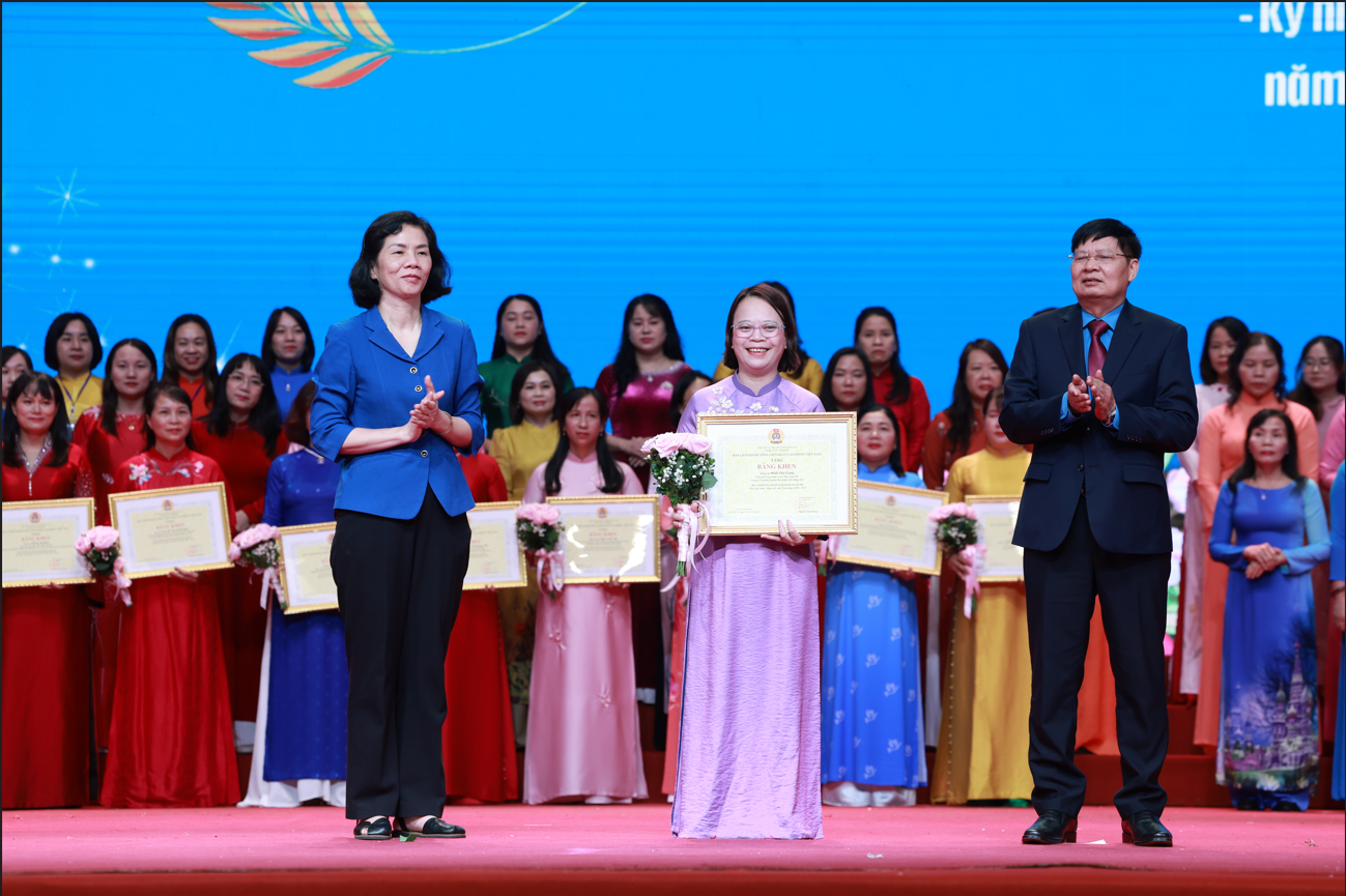 President of Stavian Chemical JSC Trade Union honored by the Vietnam General
Confederation of Labor for her contributions to union work and the women’s labor
emulation movement