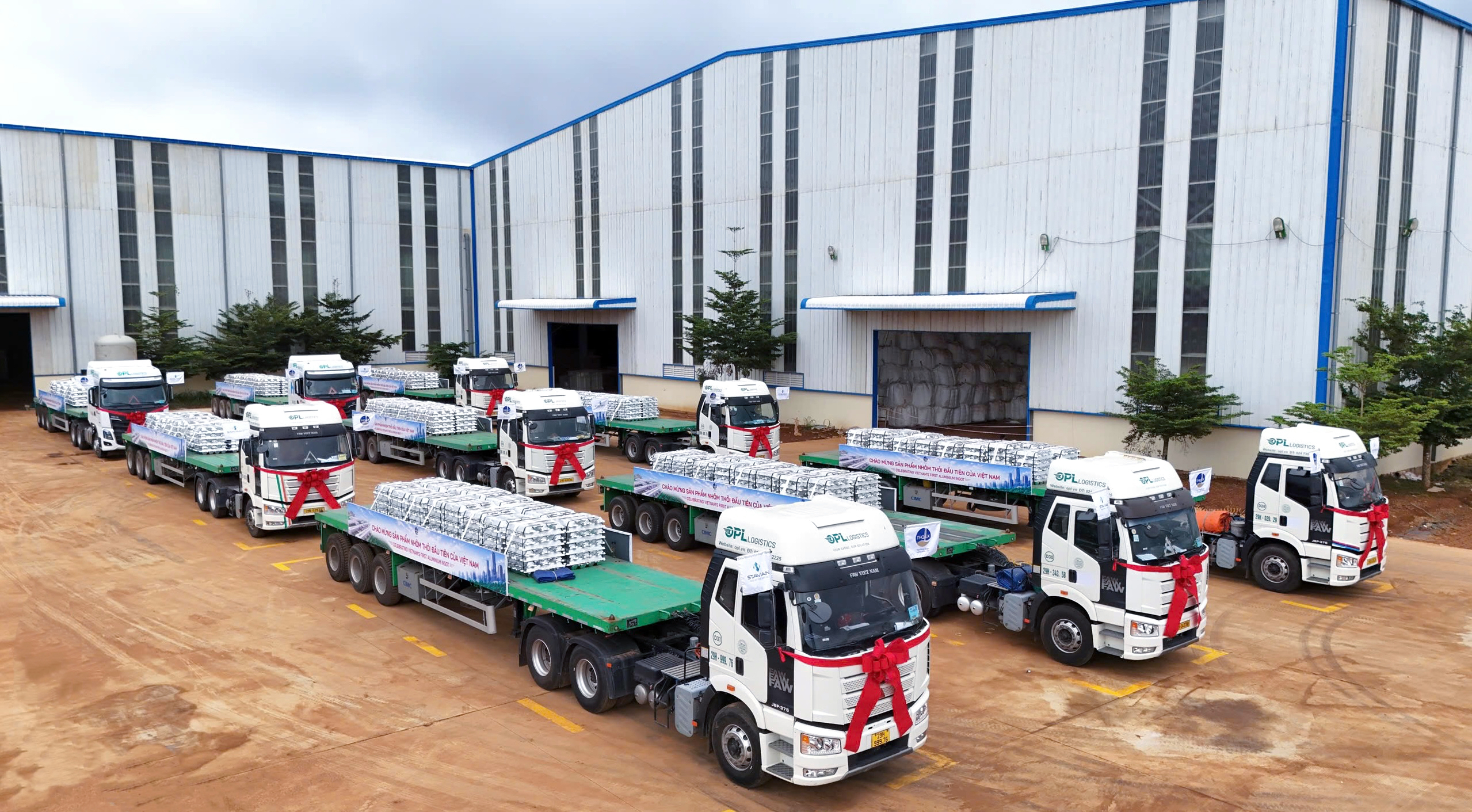 Ảnh 3 Đoàn Xe Vận Chuyển Lô Nhôm Thỏi Của Stavian Industrial Metal Tại Nhà Máy Điện Phân Nhôm Đắk Nông