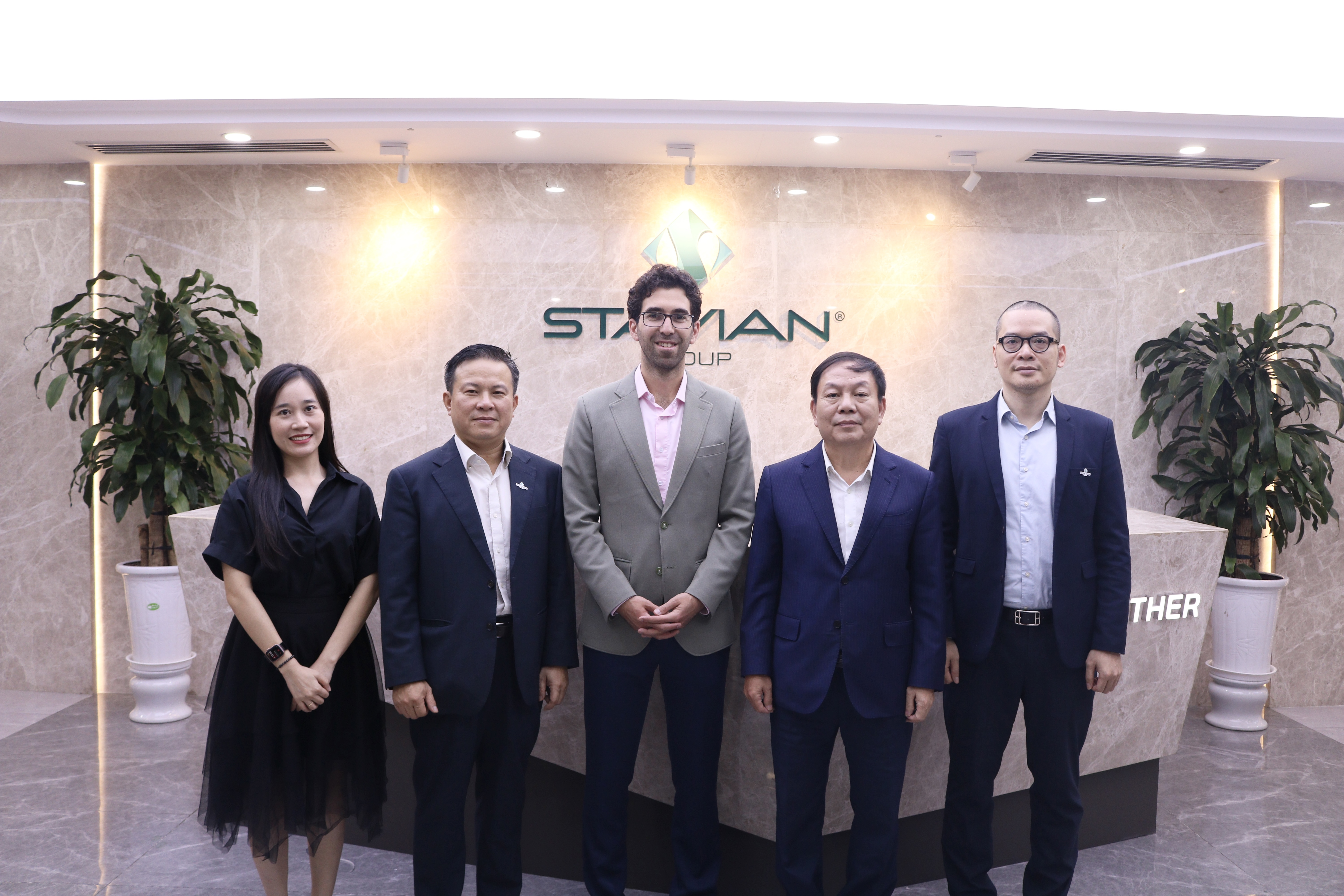 Ts. Jared Mondschein (thứ Ba Từ Phải Sang) Cùng đại Diện Tập đoàn Stavian Tại Buổi Làm Việc